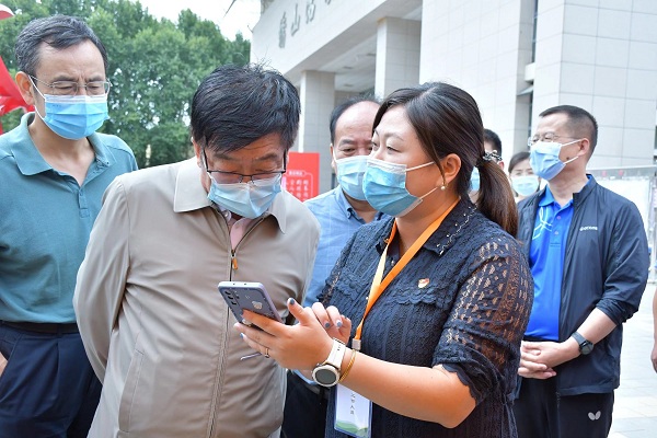 校长吴普特听取新葡萄官网迎新图片直播情况汇报.jpg